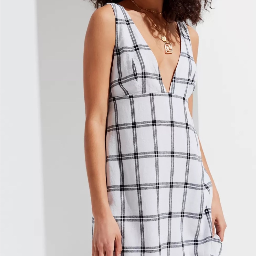UO urban outfitters Breezy Plunging Linen Mini Dress - Picture 5 of 12